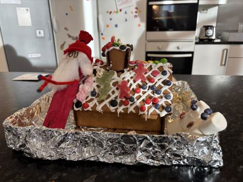 Førskolebarna har pyntet pepperkakehus, som skal stå på utstilling på Snarkjøp Høllen